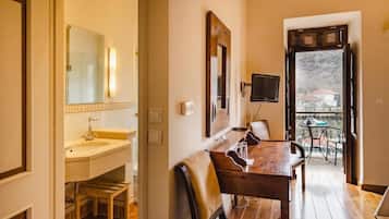 Deluxe Double Room | Minibar, laptop workspace, iron/ironing board, free WiFi