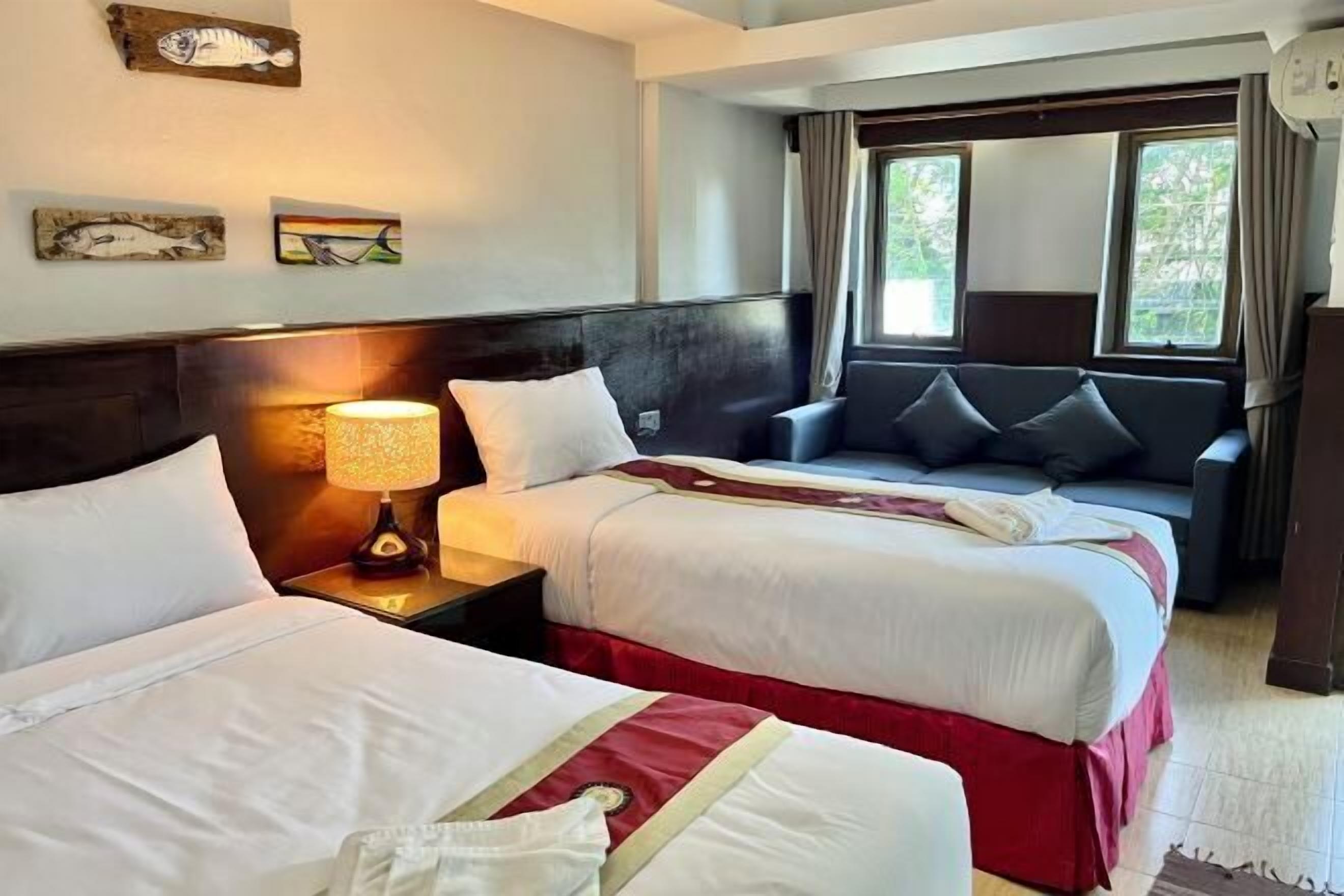 Schreibtisch, laptopgeeigneter Arbeitsplatz, Verdunkelungsvorhänge