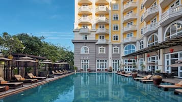 2 albercas al aire libre, sombrillas en la alberca y camastros