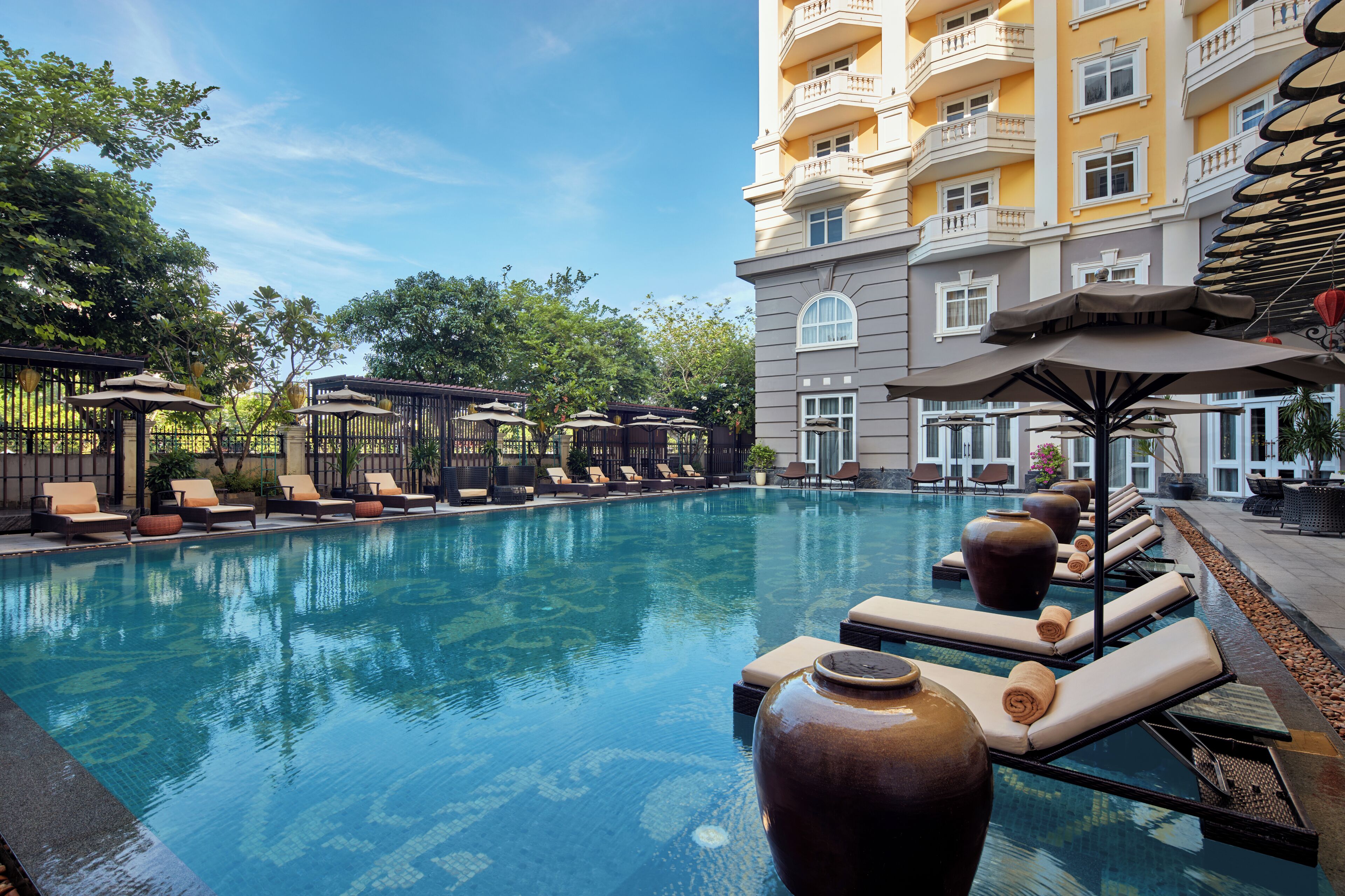 2 hồ bơi ngoài trời, dù/ô trên bãi biển/hồ bơi, ghế dài tắm nắng 