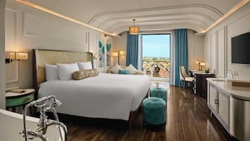 Grand Deluxe King with Balcony and River View | 1 habitación, minibar, caja de seguridad en la habitación y escritorio