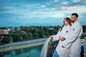 Deluxe Suite King with Executive Lounge Access | 1 多间卧室、迷你吧、客房内保险箱、办公桌