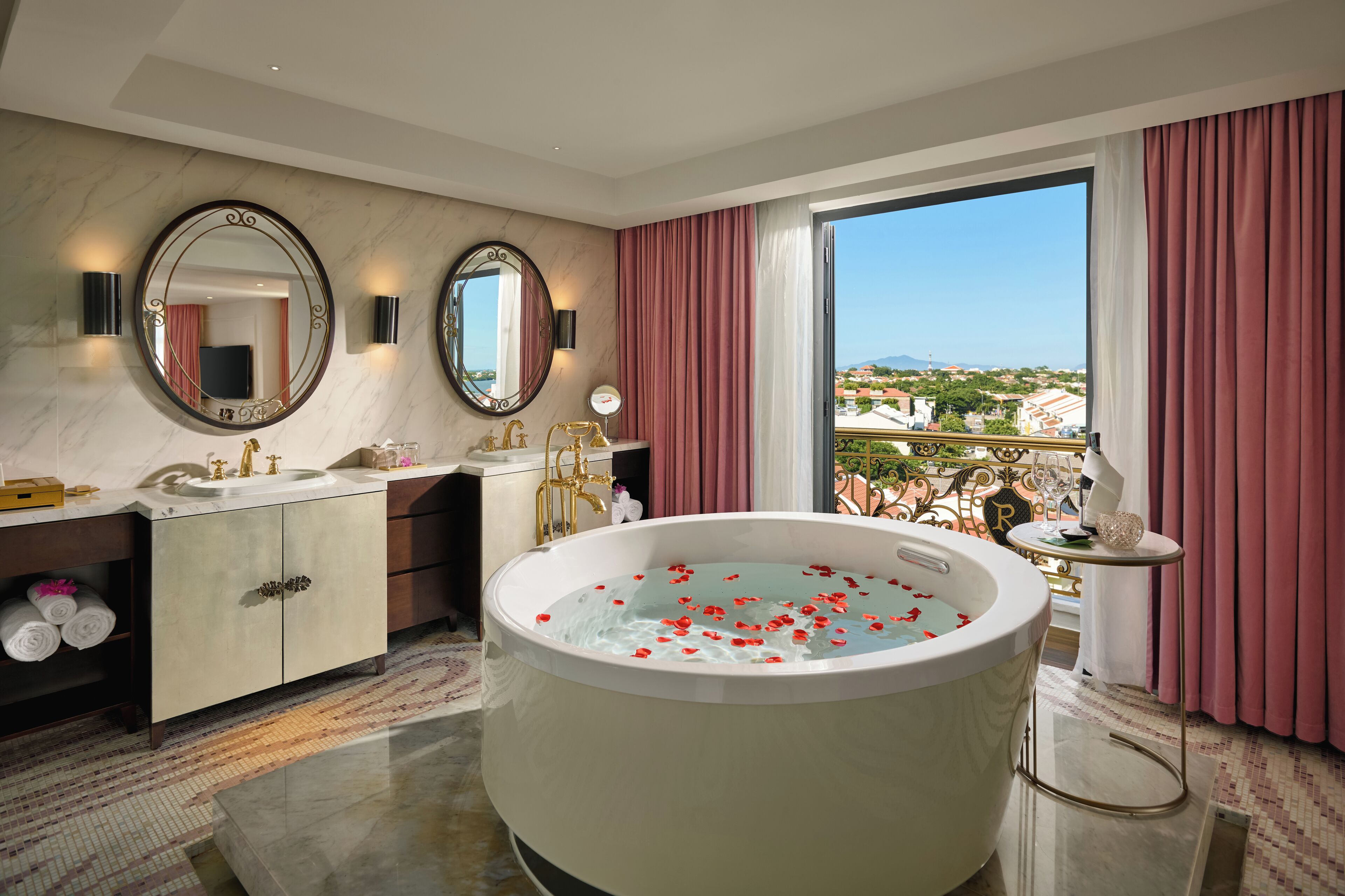 Bañera y ducha independientes, artículos de tocador gratuitos