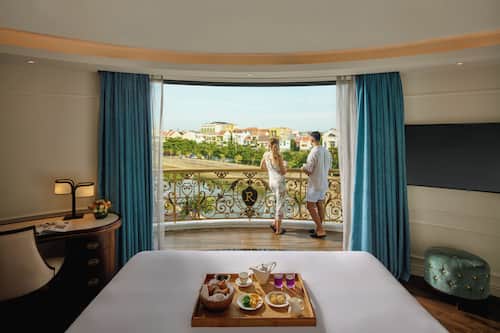 Deluxe Suite King with Executive Lounge Access | View from room