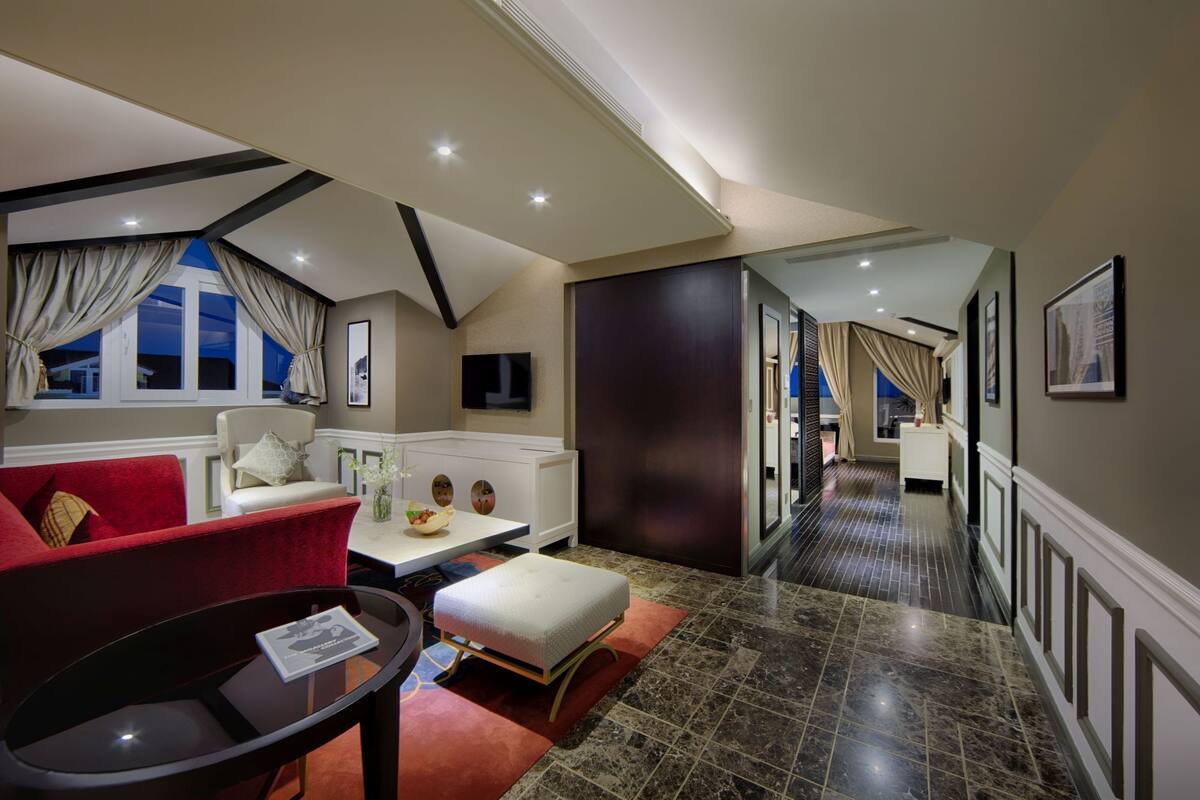 Deluxe Suite, 2 Bedrooms, River View | 1 bedroom, in-room safe, desk, laptop workspace