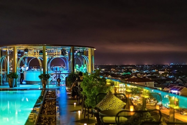 3 bars/lounges, 2 poolside bars