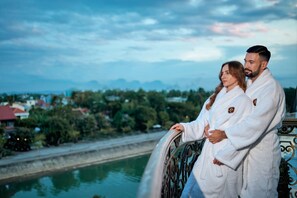 Minibar, caja de seguridad en la habitación y escritorio 