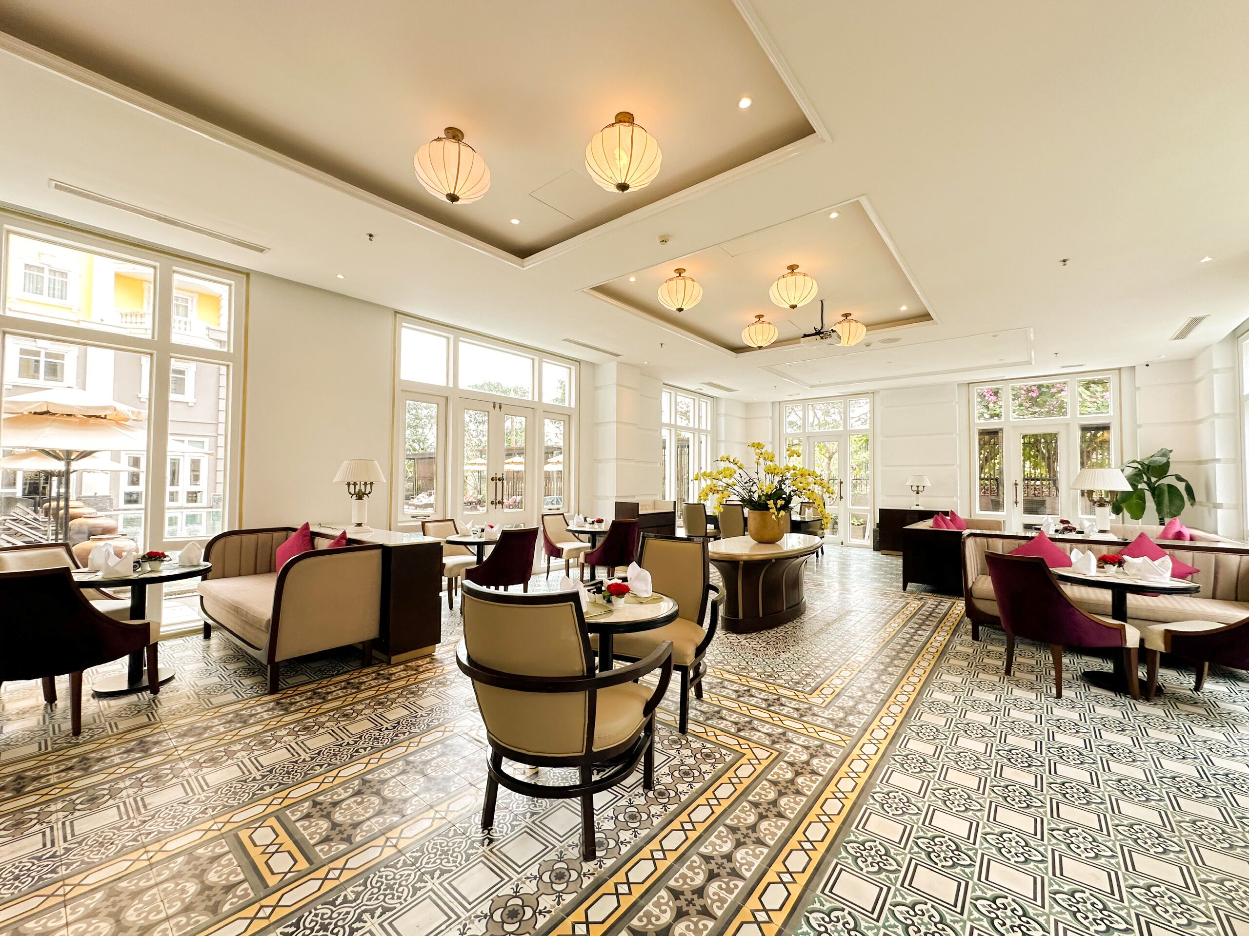 3 bars/lounges, rooftop bar