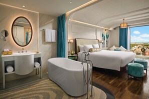 Grand Deluxe King with River View. | Baño | Bañera y ducha independientes y artículos de higiene personal gratuitos