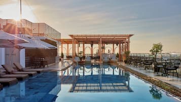 3 bars/lounges, 2 poolside bars