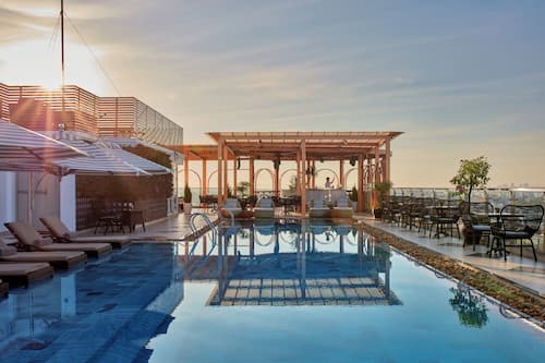 3 bars/lounges, rooftop bar