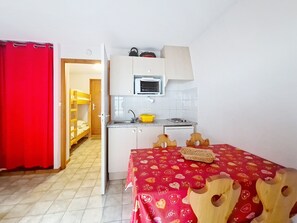 KĂŒhlschrank, Ofen, Wasserkocher mit Kaffee-/Teezubehör, Wasserkocher