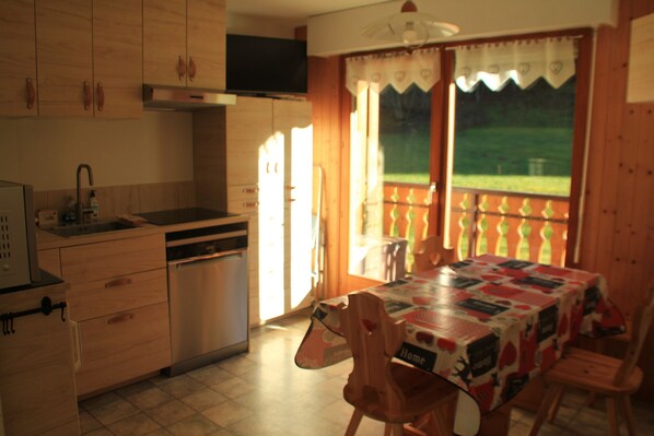 Fridge, microwave, dishwasher, coffee/tea maker