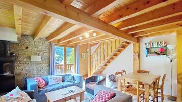 Fernseher, Kamin, DVD-Player