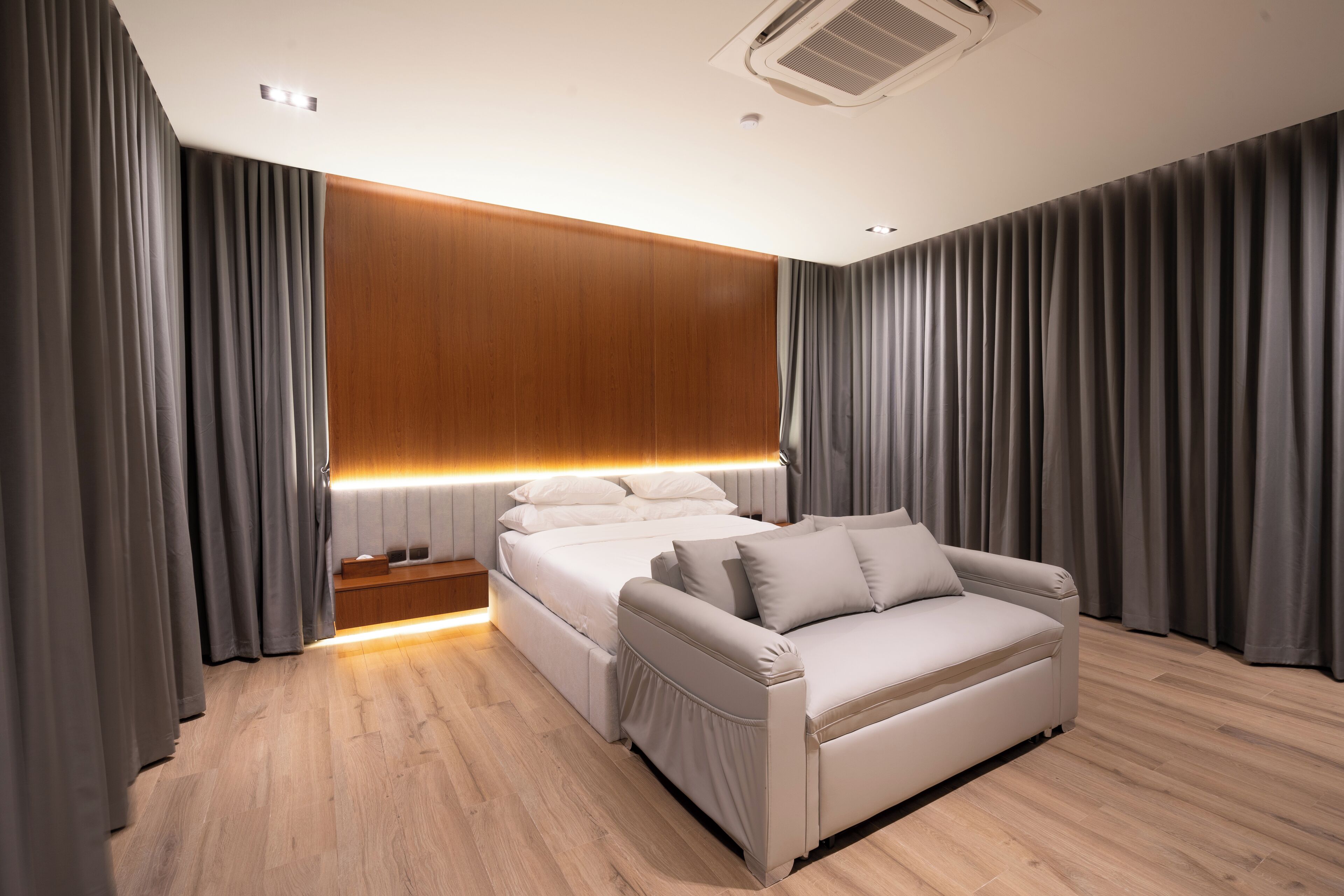5 Schlafzimmer, Zimmersafe, Schreibtisch, Bügeleisen/Bügelbrett