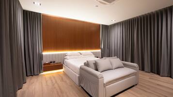 5 bedrooms, in-room safe, desk, iron/ironing board