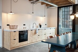 Fridge, oven, dishwasher, coffee/tea maker
