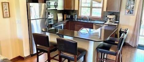 Een koelkast, een microgolfoven, een oven, een kookplaat