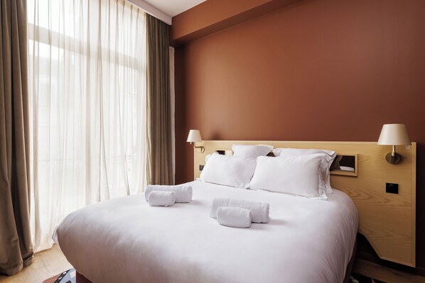 9 bedrooms, travel crib, WiFi, bed sheets