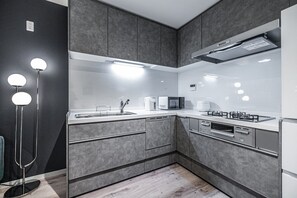 舒適別墅 | 私人廚房 | 電冰箱、微波爐、爐台、洗碗機