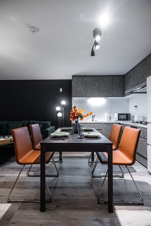 Villa Confort | Cocina privada | Frigorífico, microondas, placa de cocina y lavavajillas