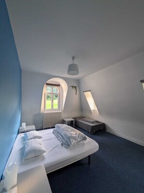 6 habitaciones, tabla de planchar con plancha, wifi y ropa de cama 