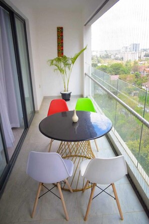 Appartement familial, balcon, vue sur la ville | Balcon