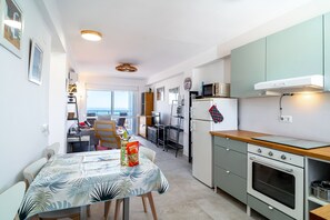 Kylskåp, mikrovågsugn, ugn och kaffe- och tebryggare