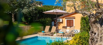 Holiday house  with pool,  garden, trampoline and a volleyball court