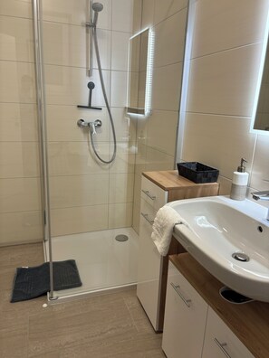 Haartrockner, Handtücher, Seife, Shampoo