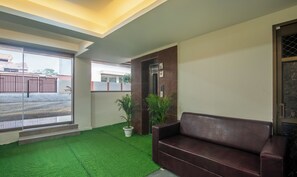 Lobby sitting area - Treebo Golden Kashi (Varanasi)