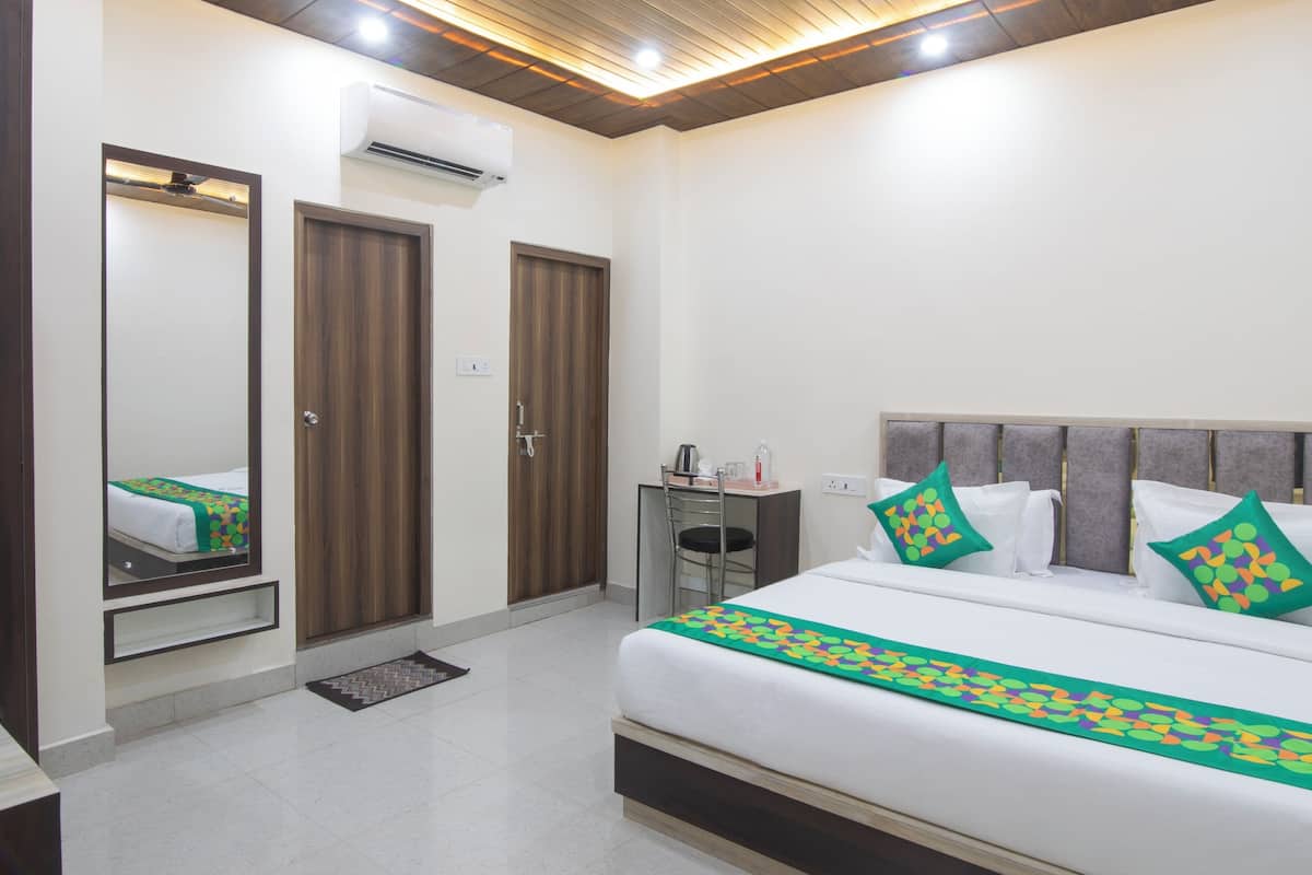 Deluxe Room | Individually furnished, desk, blackout drapes, iron/ironing board