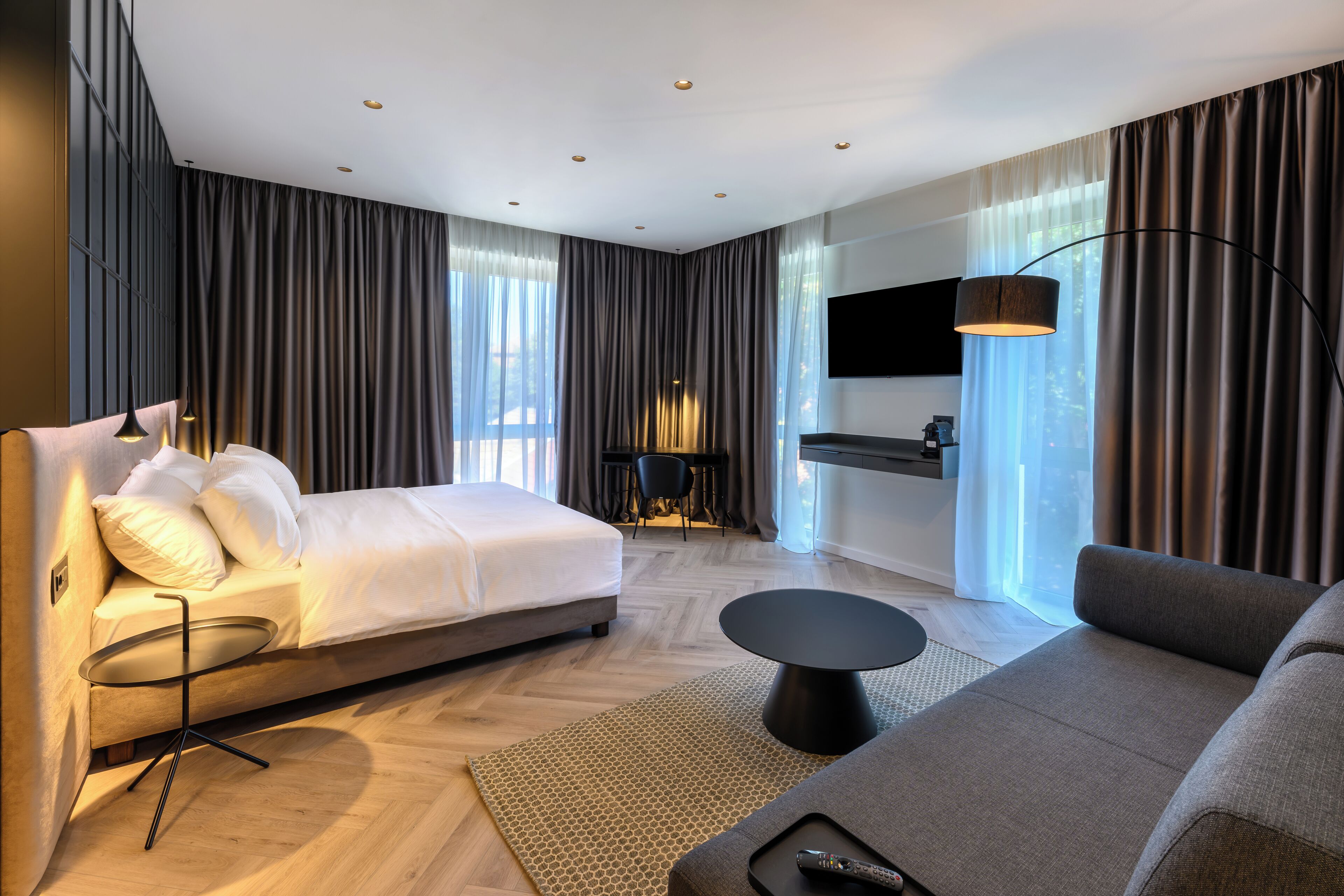 Escritorio, espacio para trabajar con laptop y wifi gratis 