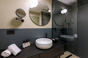 Deluxe Double Room | Bathroom | Shower, free toiletries, hair dryer, slippers