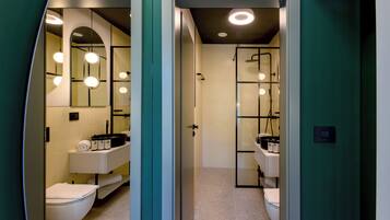 Quarto solteiro clássico | Banheiro | Chuveiro, produtos de toalete grátis, secador de cabelo, chinelos