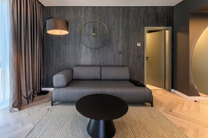 Escritorio, espacio para trabajar con laptop y wifi gratis