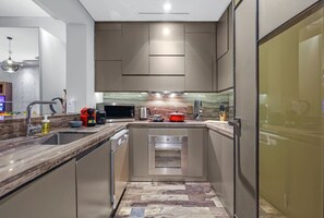 Kühlschrank, Mikrowelle, Ofen, Herdplatte