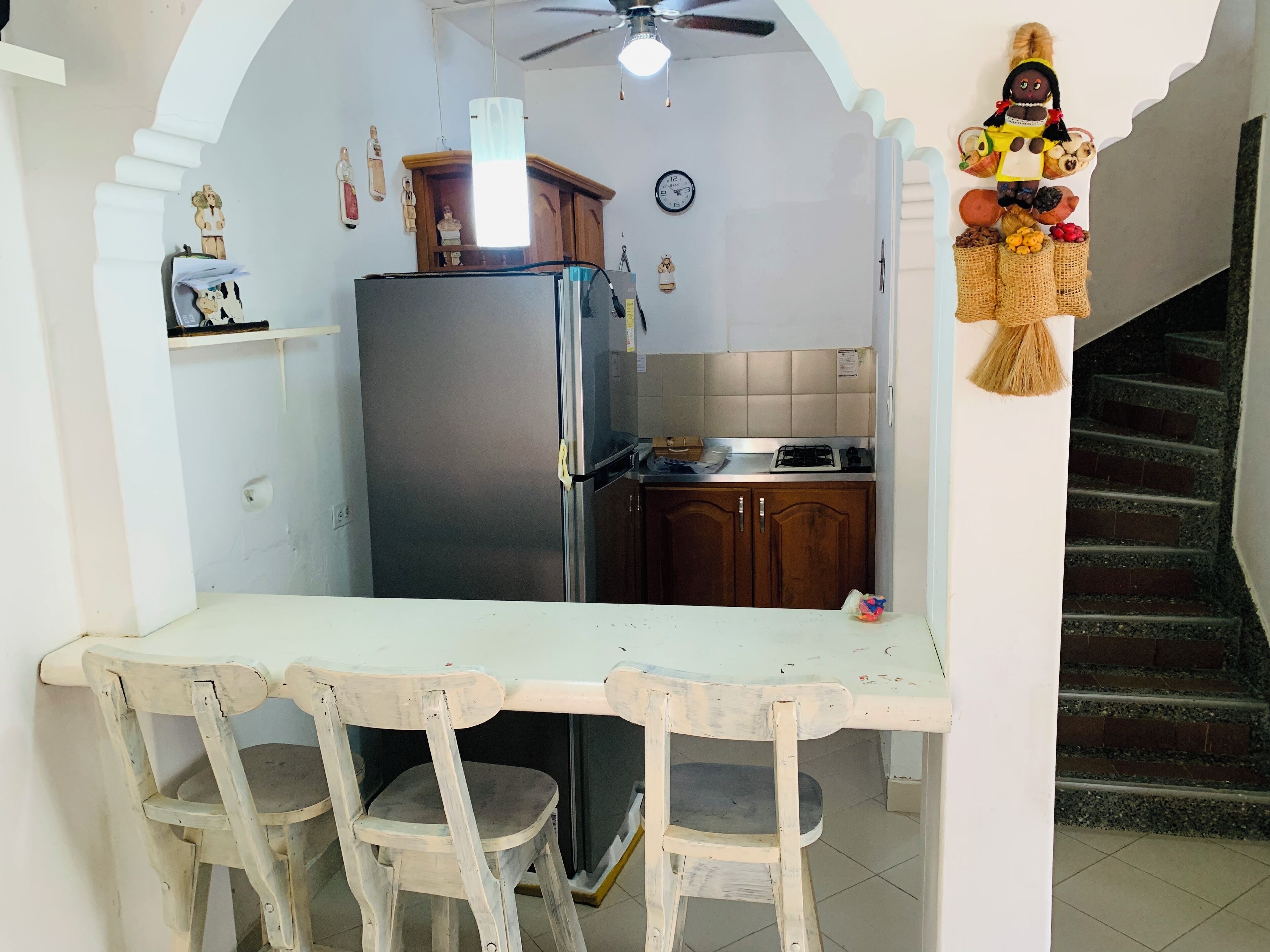 Microondas, parrilla de estufa, lavavajillas y cafetera y tetera 