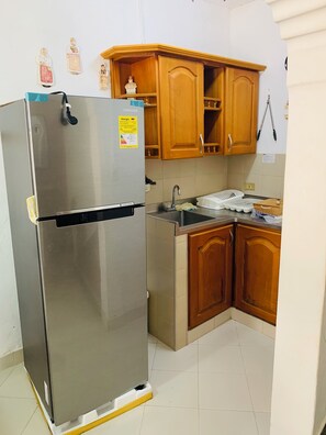 Micro-ondes, plaque de cuisson, lave-vaisselle, cafetière/bouilloire