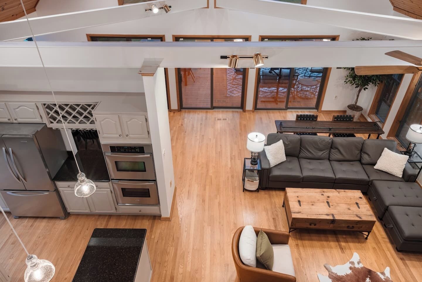 Televisión, chimenea y oficina 