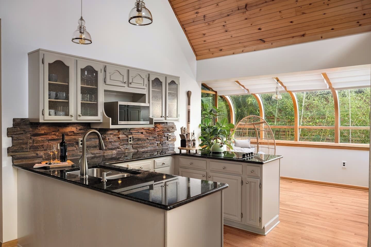 Jääkaappi, mikroaaltouuni, uuni, liesi