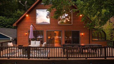 Camp Patowmack - Riverfront, Hot Tub, and Sauna!
