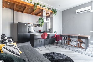 Smart TV, books - Nico's House City Center - Design, comfort and relaxation (Catania)