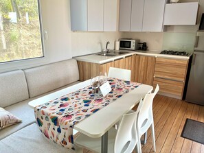 Een koelkast, een microgolfoven, een kookplaat, kruiden