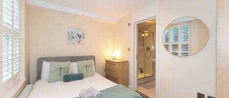 3 bedrooms, desk, iron/ironing board, travel crib