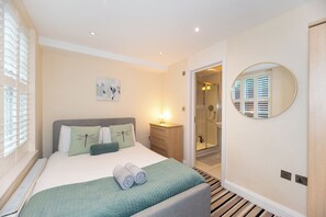 3 bedrooms, desk, iron/ironing board, travel cot - 3 Bedroom Apartment with FREE Wi-Fi private terrace in Pimlico, Westminster (London)