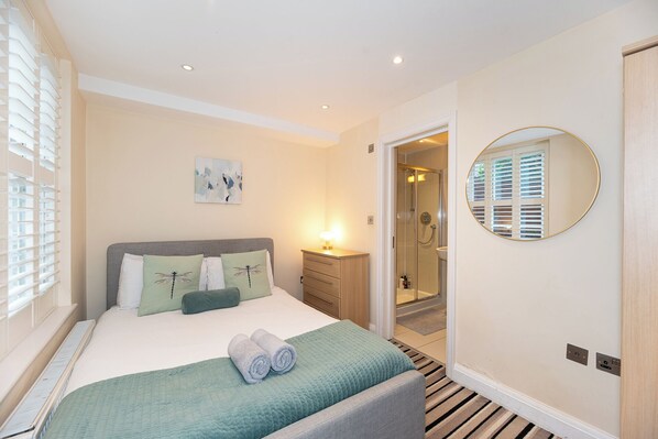 3 Schlafzimmer, Schreibtisch, Bügeleisen/Bügelbrett, Reisekinderbett