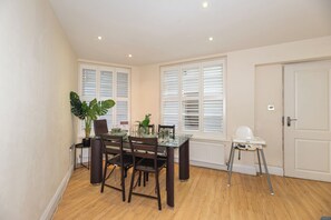 Dining - 3 Bedroom Apartment with FREE Wi-Fi private terrace in Pimlico, Westminster (London)