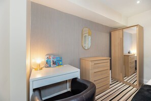 3 bedrooms, desk, iron/ironing board, travel crib