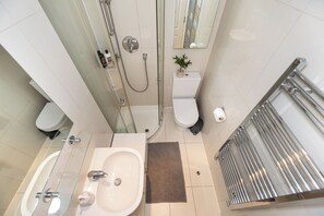 Hair dryer, bidet, towels, soap - 3 Bedroom Apartment with FREE Wi-Fi private terrace in Pimlico, Westminster (London)
